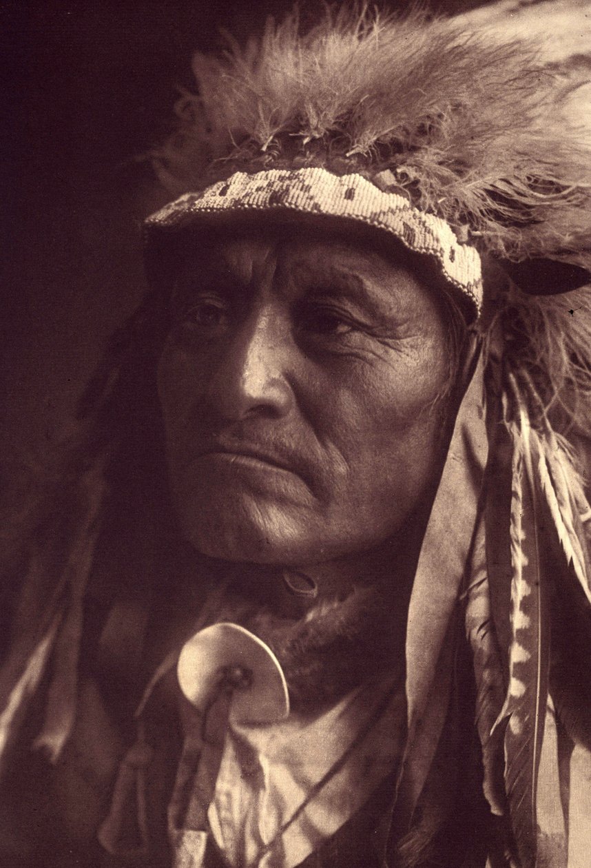 Őrült mennydörgés, Sioux Teton (Oglala vagy Ogalala) Fotó Edward S. Curtis észak-amerikai indiánokról szóló enciklopédiájának (1868-1952) 3. kötetéből, Theodore Roosevelt előszavával. 1907 és 1930 között 20 kötet jelent meg. alkotó: Edward Sheriff Curtis