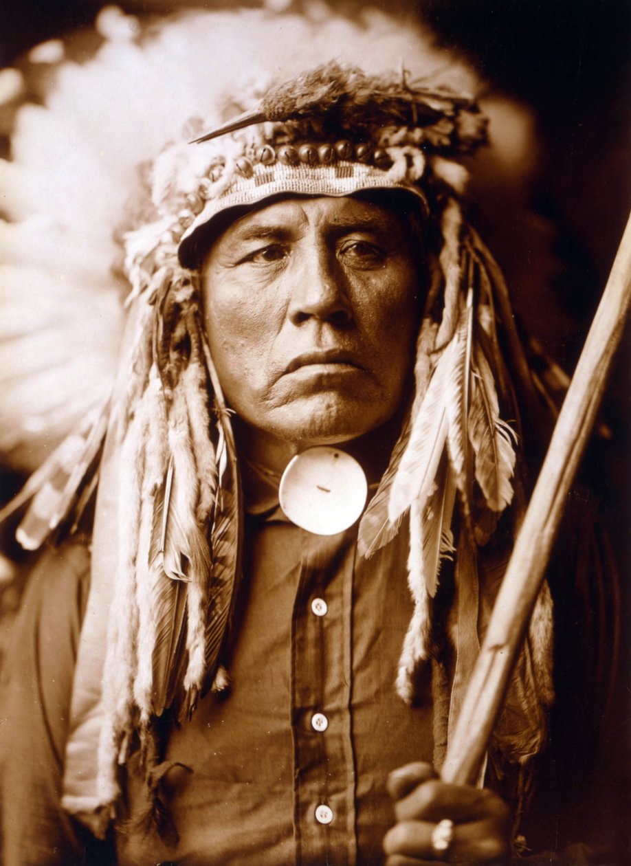 Curley, Apsaroke férfi, fejdíszt visel, c. 1905, fénykép Edward S. Curtis alkotó: Edward Sheriff Curtis