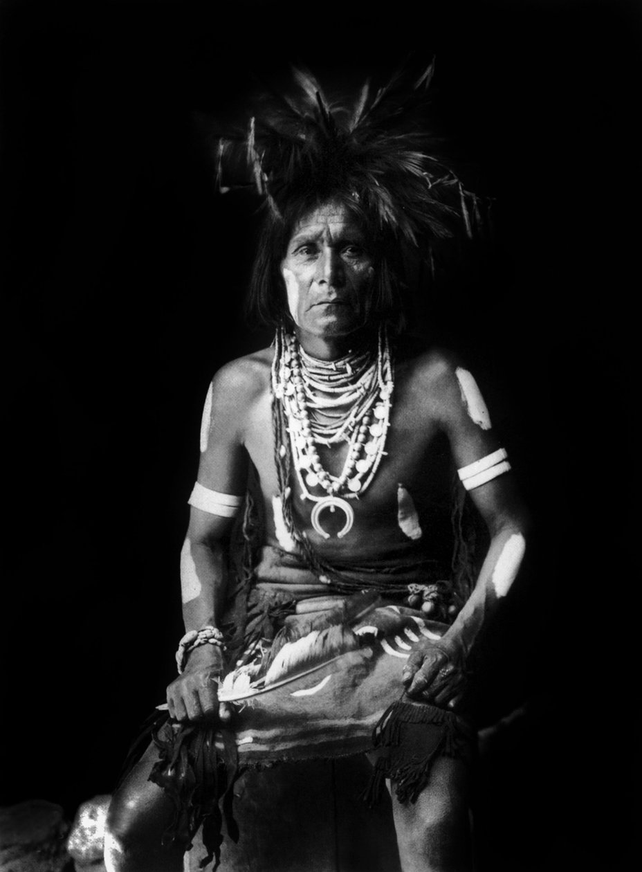 Hopi indián, nyakában Naja-t visel, fotó: Edward S. Curtis, c. 1921 alkotó: Edward Sheriff Curtis