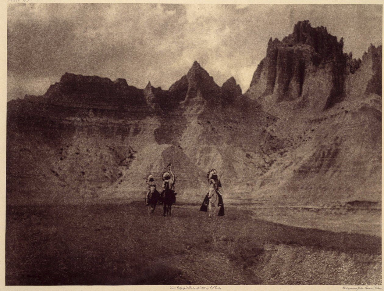 A Badlandsben. Ez a csodálatos kép Sheep Mountainben készült, a Pine Rige Reserve területén, Badlandsben, Dél-Dakotában. A fénykép Edward S. Curtis észak-amerikai indiánokról szóló enciklopédiájának (1868-1952) 3. kötetéből készült, Theodore Roosevelt elős alkotó: Edward Sheriff Curtis