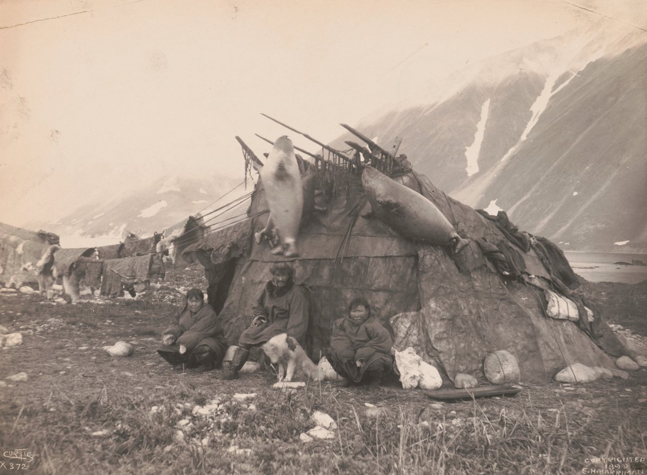 Inuit kunyhó és család, 1899 körül (f/w fotó) alkotó: Edward Sheriff Curtis