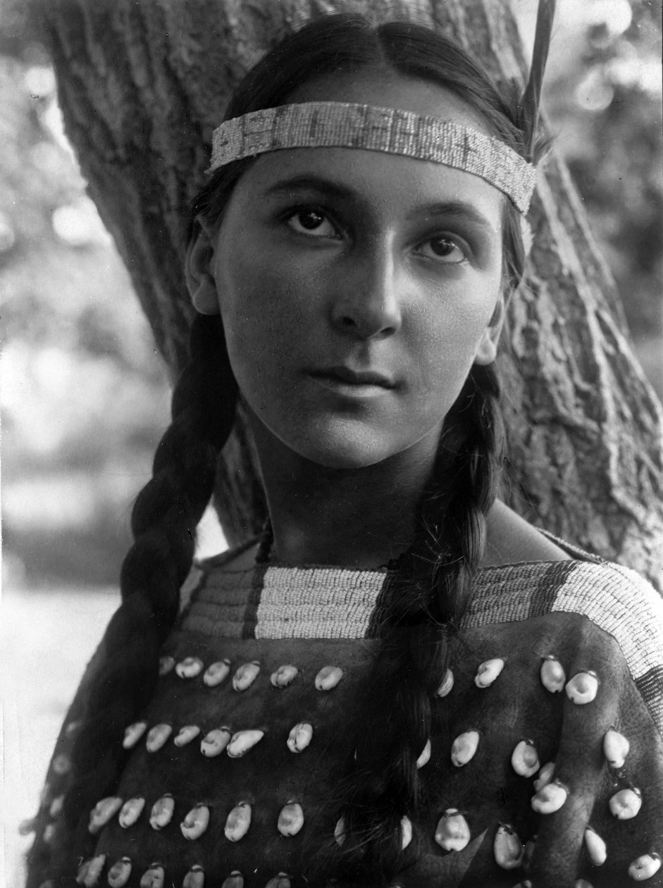 Lucille, Dakota nő, c. 1908, fotó Edward S. Curtis alkotó: Edward Sheriff Curtis