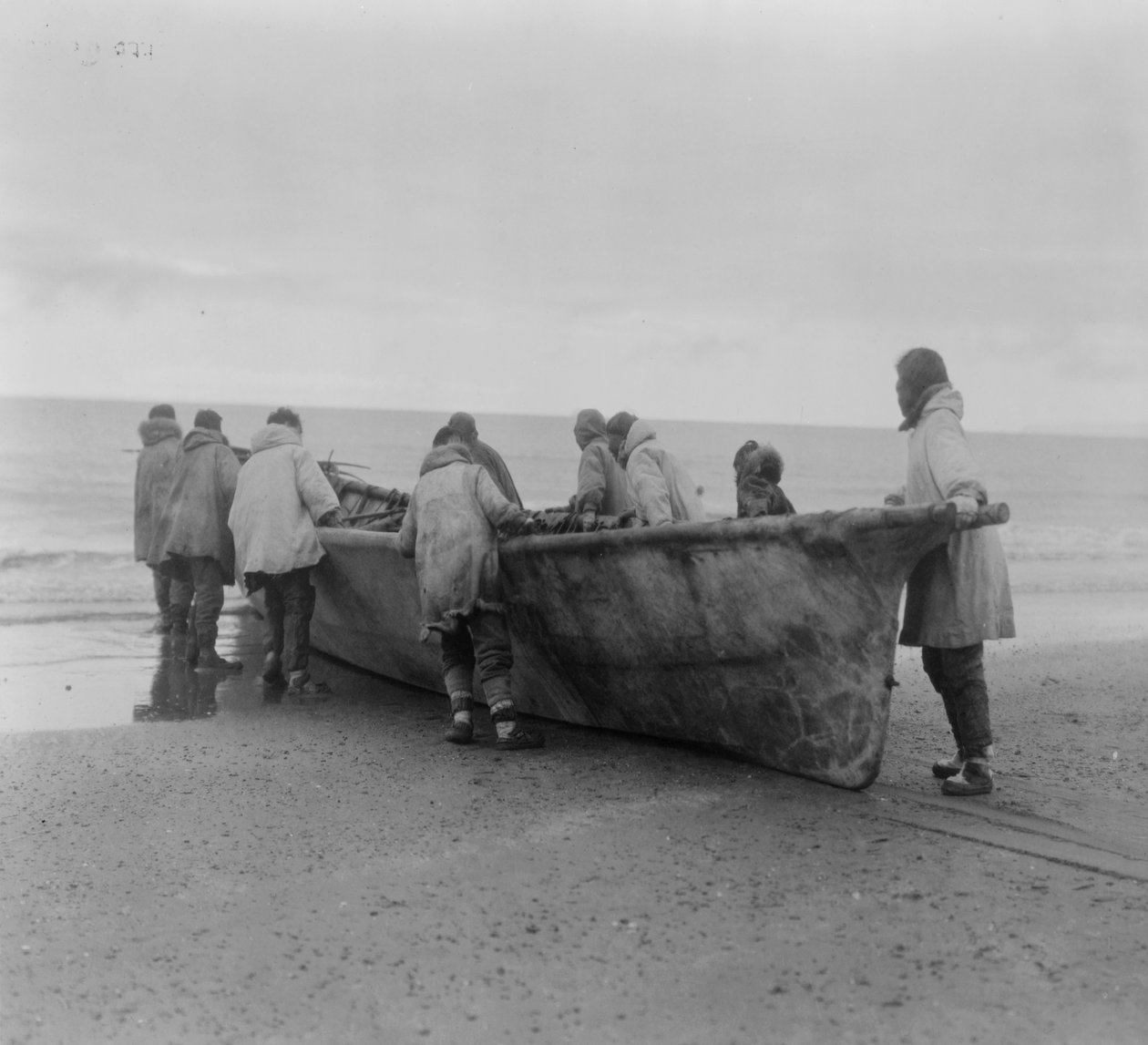 Amerikai őslakosok bálnahajót vízre bocsátanak az alaszkai Cape Prince of Walesben, 1929 körül (f/w fotó) alkotó: Edward Sheriff Curtis