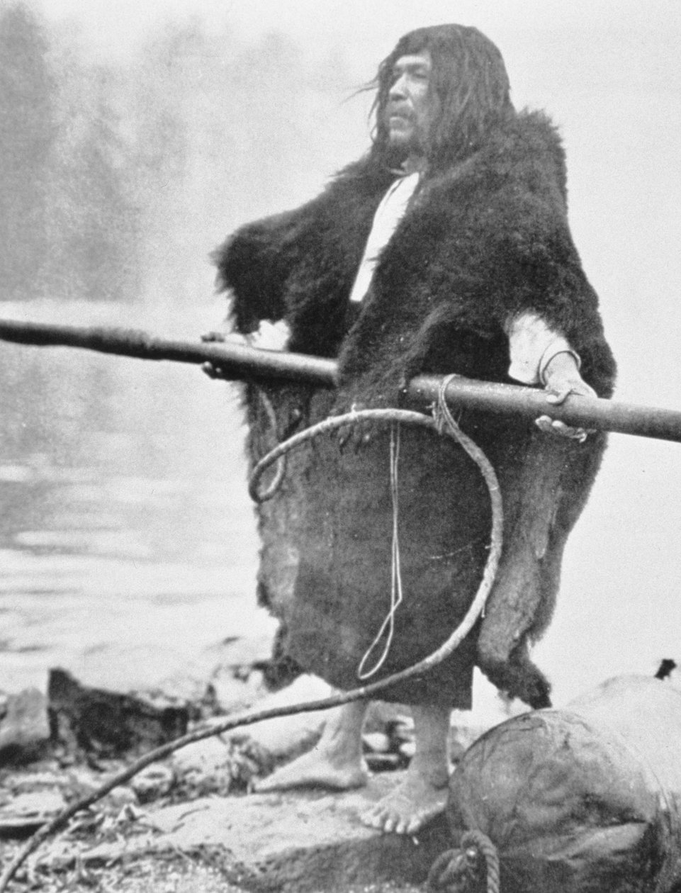 Nootka indián bálnavadász szigonnyal, 1900 körül (f/w fotó) alkotó: Edward Sheriff Curtis