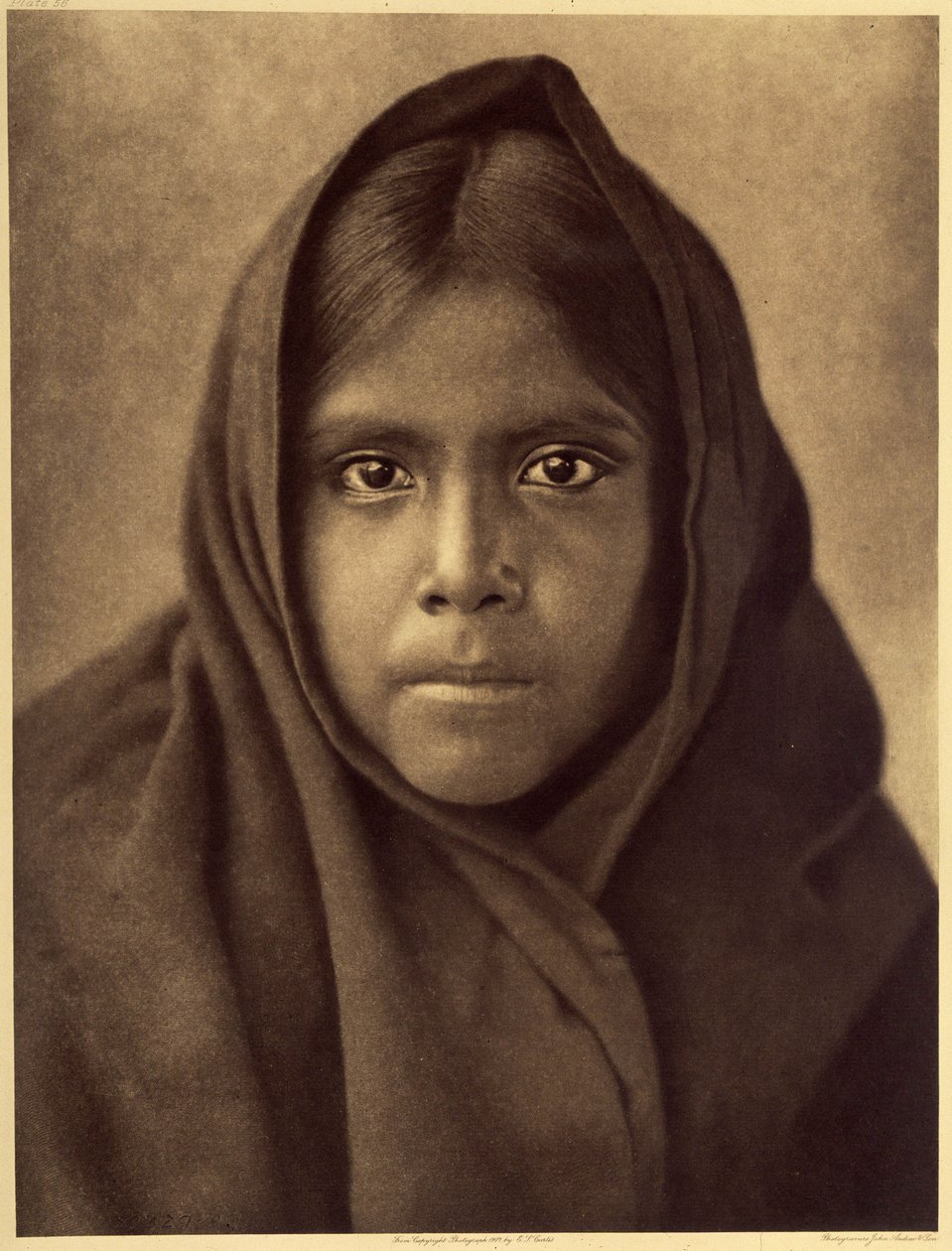 Qahatika lány. Fiatal Qahatika lány. Ezek a sivatagi indiánok körülbelül 60 kilométerre élnek a Pimas rezervátumtól (Arizona). A fénykép Edward S. Curtis észak-amerikai indiánokról szóló enciklopédiájának (1868-1952) 2. kötetéből készült, Theodore Roosevel alkotó: Edward Sheriff Curtis