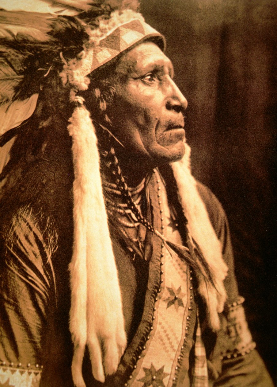 „Raven Blanket” (fekete-fehér fotó) alkotó: Edward Sheriff Curtis
