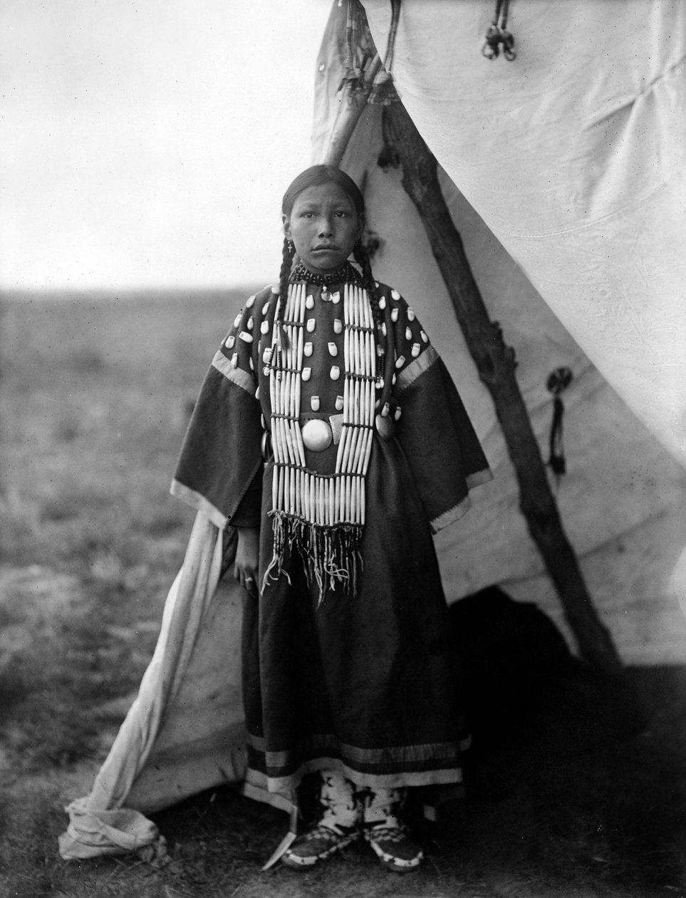 Rosa sánta kutya, Dakota nő áll a tipi ajtajában, c. 1905, fénykép Edward S. Curtis alkotó: Edward Sheriff Curtis