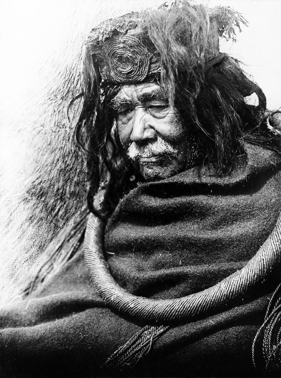 A Hamatsa, Nakoaktok c. 1910 Nakoaktok férfi félalakos portréja, balra néz, cédrusgyökér ceremóniás hurkot visel. alkotó: Edward Sheriff Curtis