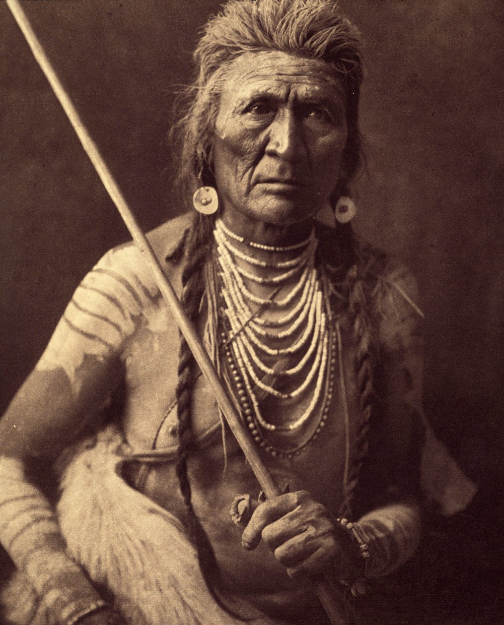 Farkas, indiai apsaroke (Wolf – Az Apsaroke-t néha Absaroke-nak is írják) A fotó az Edward S. Curtis (1868-1952) által az észak-amerikai indiánokról szóló enciklopédiának a 4. kötetéből származik, Theodore Roosevelt előszavával. 1907 és 1930 között 2 alkotó: Edward Sheriff Curtis