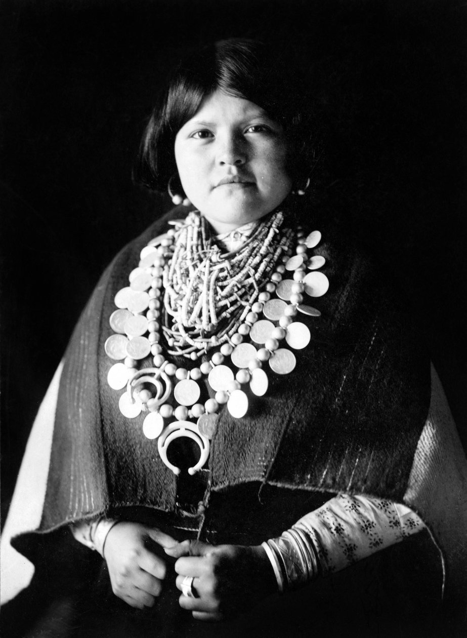 Zuni díszeket viselő fiatal indiai nő, c. 1903, fénykép Edward S. Curtis alkotó: Edward Sheriff Curtis
