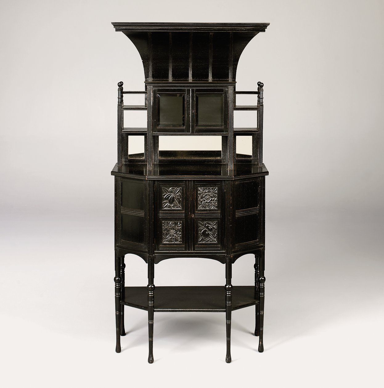 Egy ebonizált kabinet, 1873 körül alkotó: Edward William Godwin