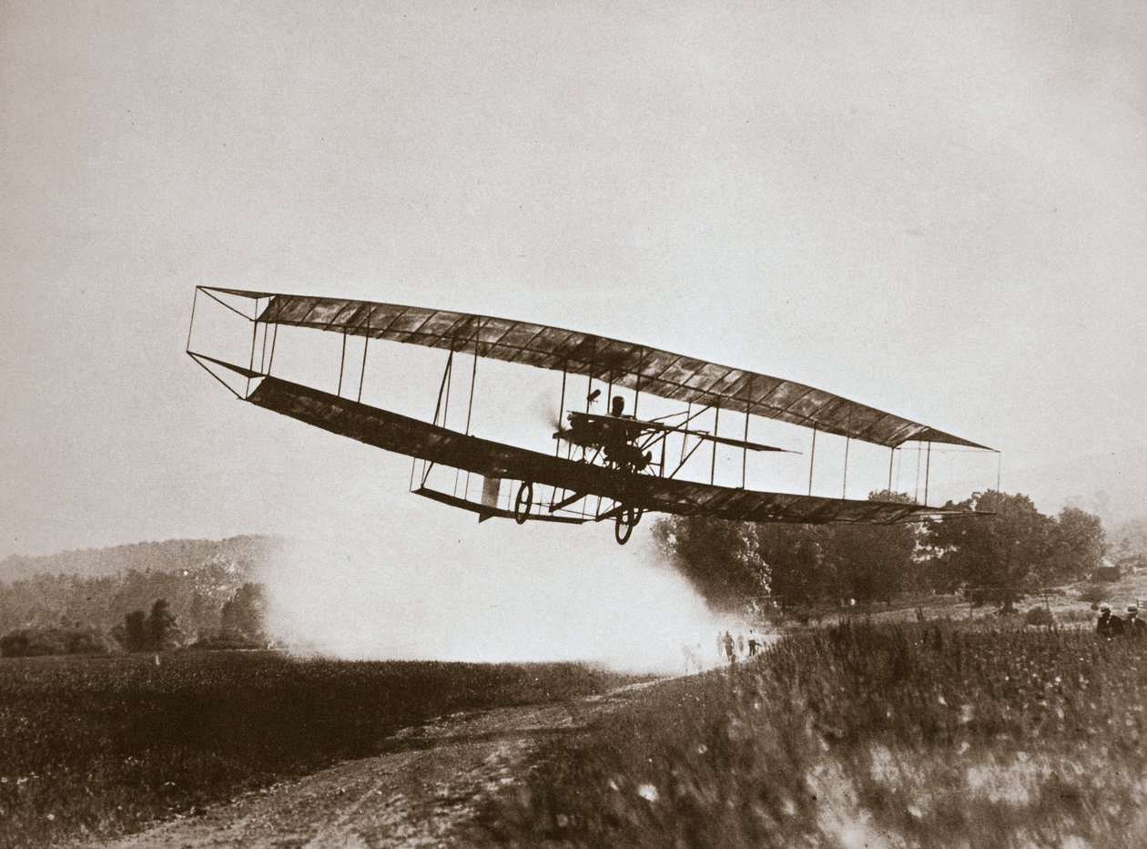 Glenn Curtiss amerikai pilóta az első levegőnél nehezebb repülést hajtja végre 1908-as júniusi hibájában. alkotó: Edwin Levick