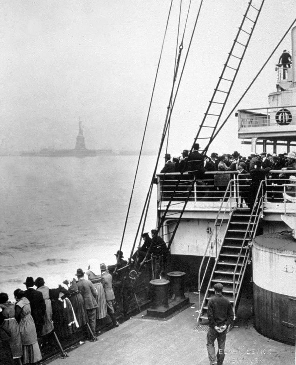 Bevándorlók érkezése a New York állambeli Ellis Island-re, fotó: Edwin Levick, c. 1905 alkotó: Edwin Levick