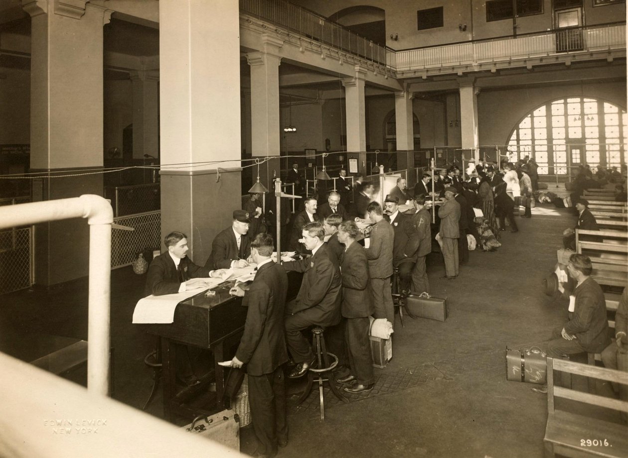 Bevándorlókat regisztráltak az Egyesült Államok bevándorlási állomásának főcsarnokában, 1902-10 alkotó: Edwin Levick