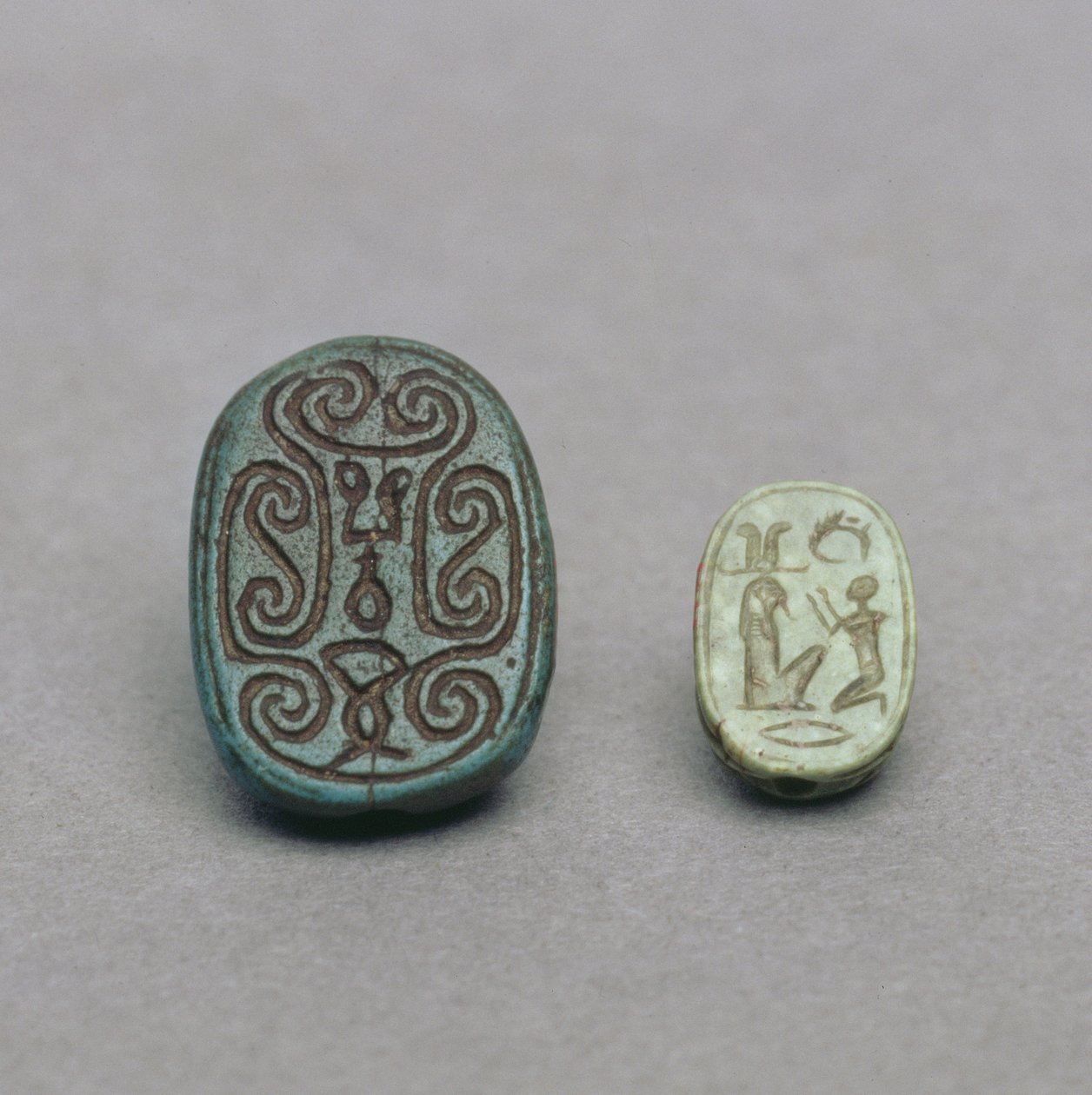 (L-R) egyiptomi fajansz szkarabeusz amulett, második köztes időszak, 13-17. dinasztia, ie 1650 körül; zöld földpát szkarabeusz amulett, késői időszak, 26. dinasztia, ie 600 körül alkotó: Egyptian