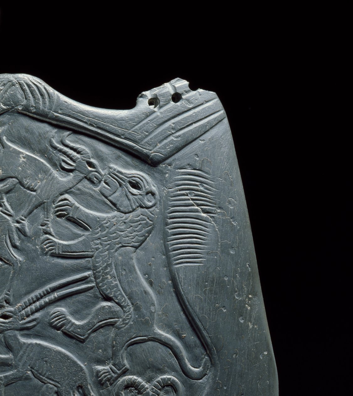 Ünnepélyes paletta szemfesték csiszolására szolgáló tartállyal, faragott állatokkal körülvéve, a főleletből, Hierakonpolis, Egyiptom, Kr.e. 3000 körül 114264 palarészlet alkotó: Egyptian