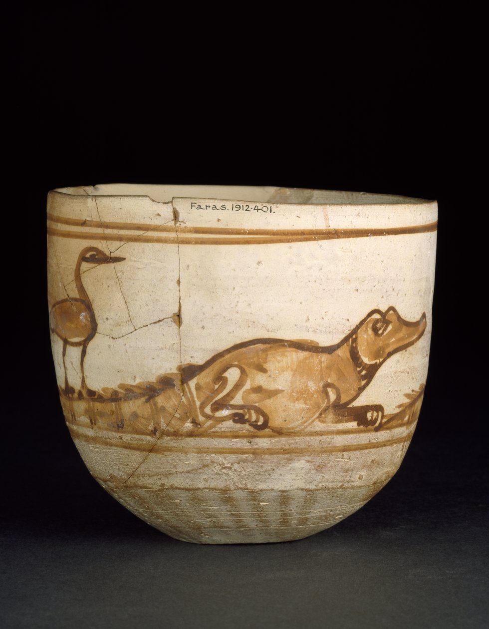 Vörössel díszített csésze két krokodil jelenetével, farkukon madarakkal, 101-300 (égetett nílusi iszap, fehérre mosott és festett). alkotó: Egyptian