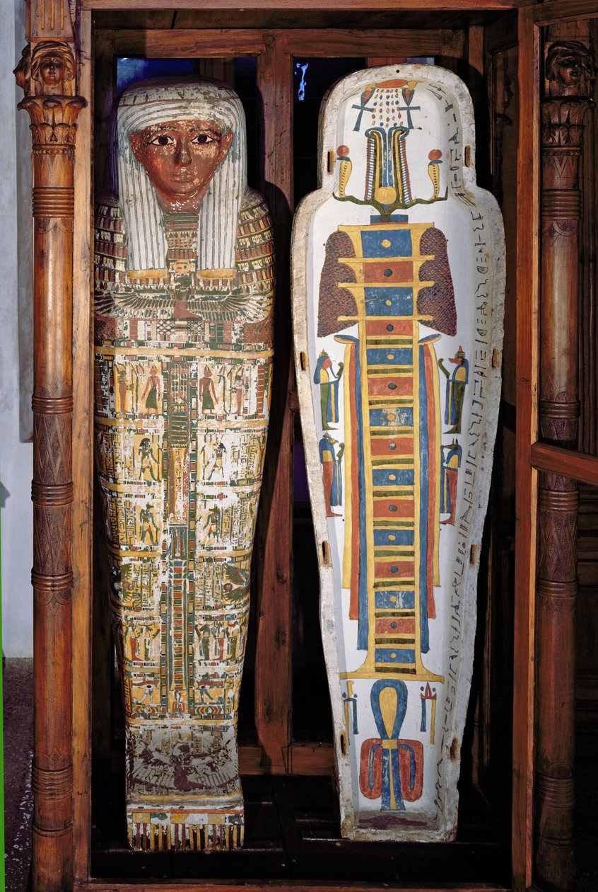 Hieroglifákkal borított egyiptomi szarkofág (festett fa) alkotó: Egyptian