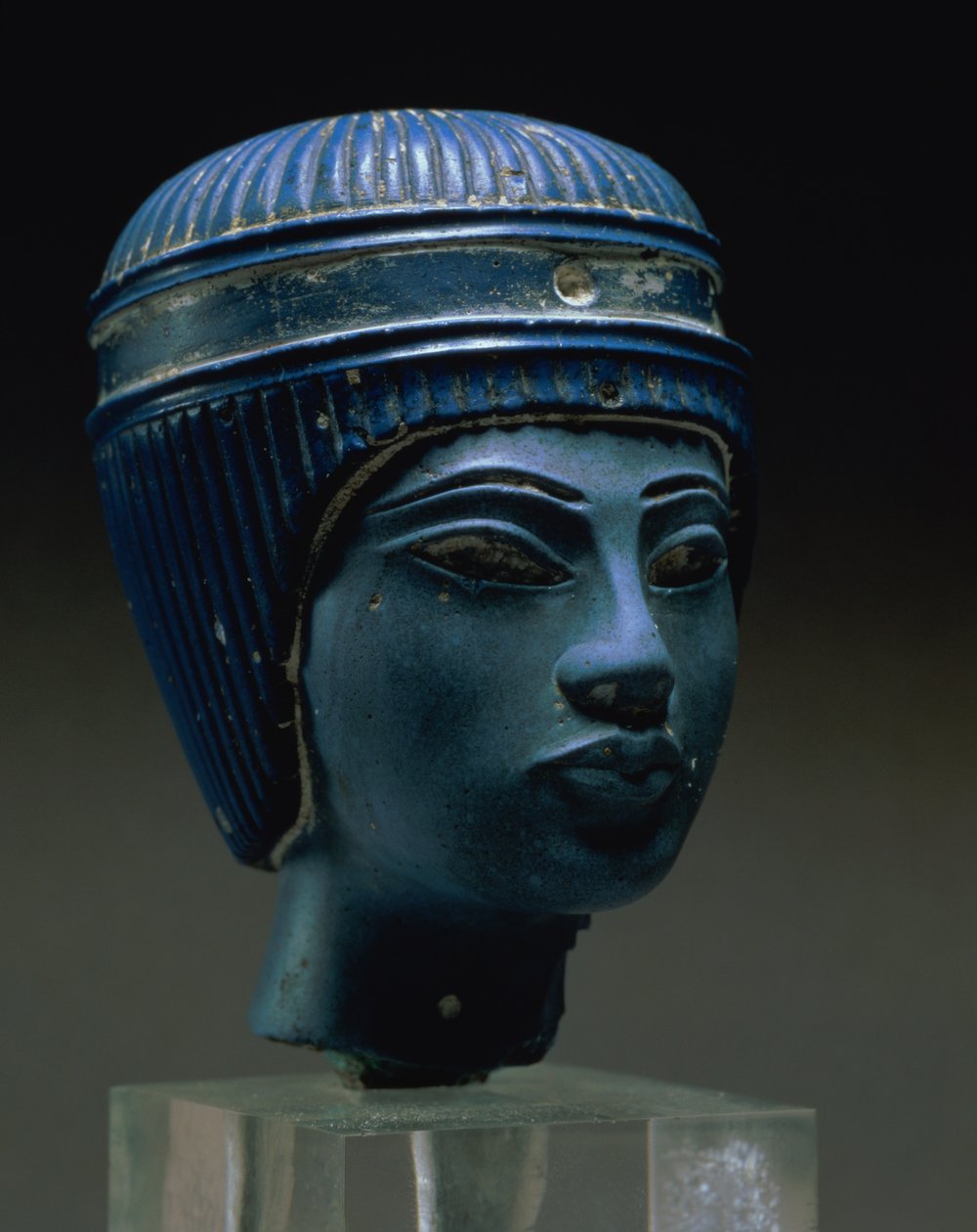 Hamis királyi fej, eredetileg Tutanhamonnak (sajtolt üveg) gondolták (lásd még: 154086) alkotó: Egyptian