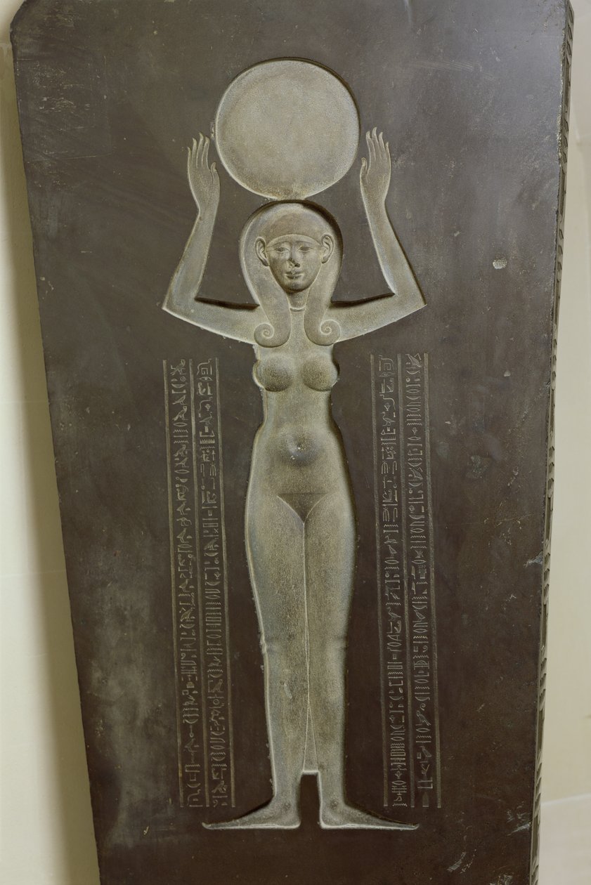 A Napot felemelő Nut istennő, a Djedhor szarkofág fedelének hátlapjáról, Kr.e. 378-341 körül (bazalt). alkotó: Egyptian