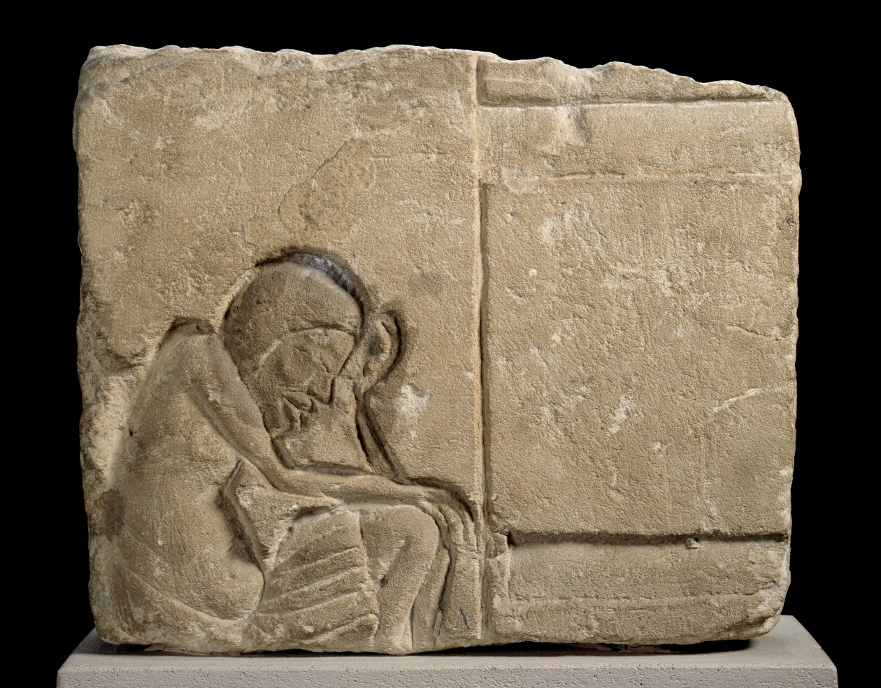 Mészkőtöredék, amely egy álmos szolgát ábrázol, a palotai mészkőbe süllyesztett domborműbe vésve alkotó: Egyptian 18th Dynasty