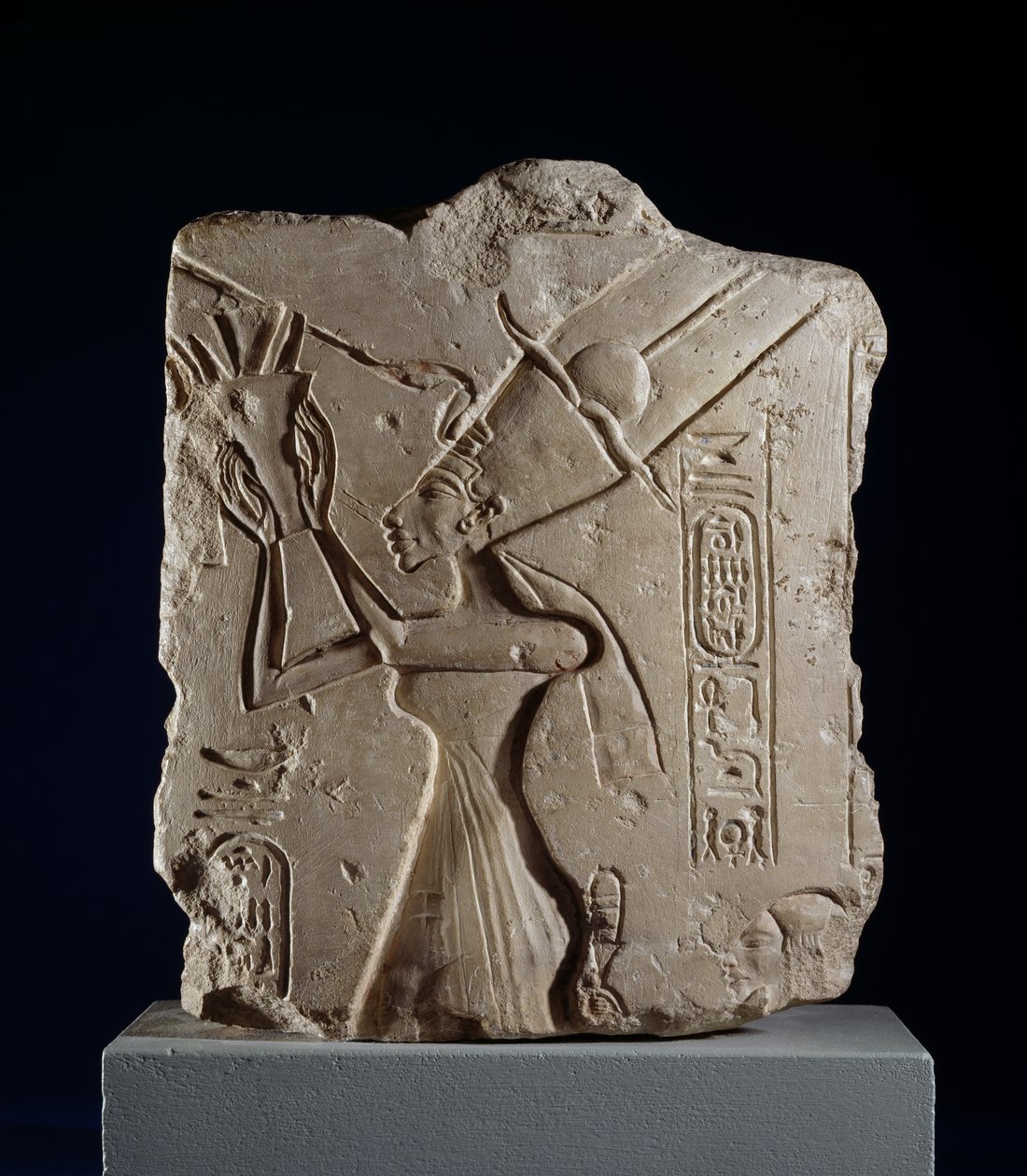 Nefertiti királynőt ábrázoló oszlopdomborműtöredék, Új Királyság (mészkő) alkotó: Egyptian 18th Dynasty