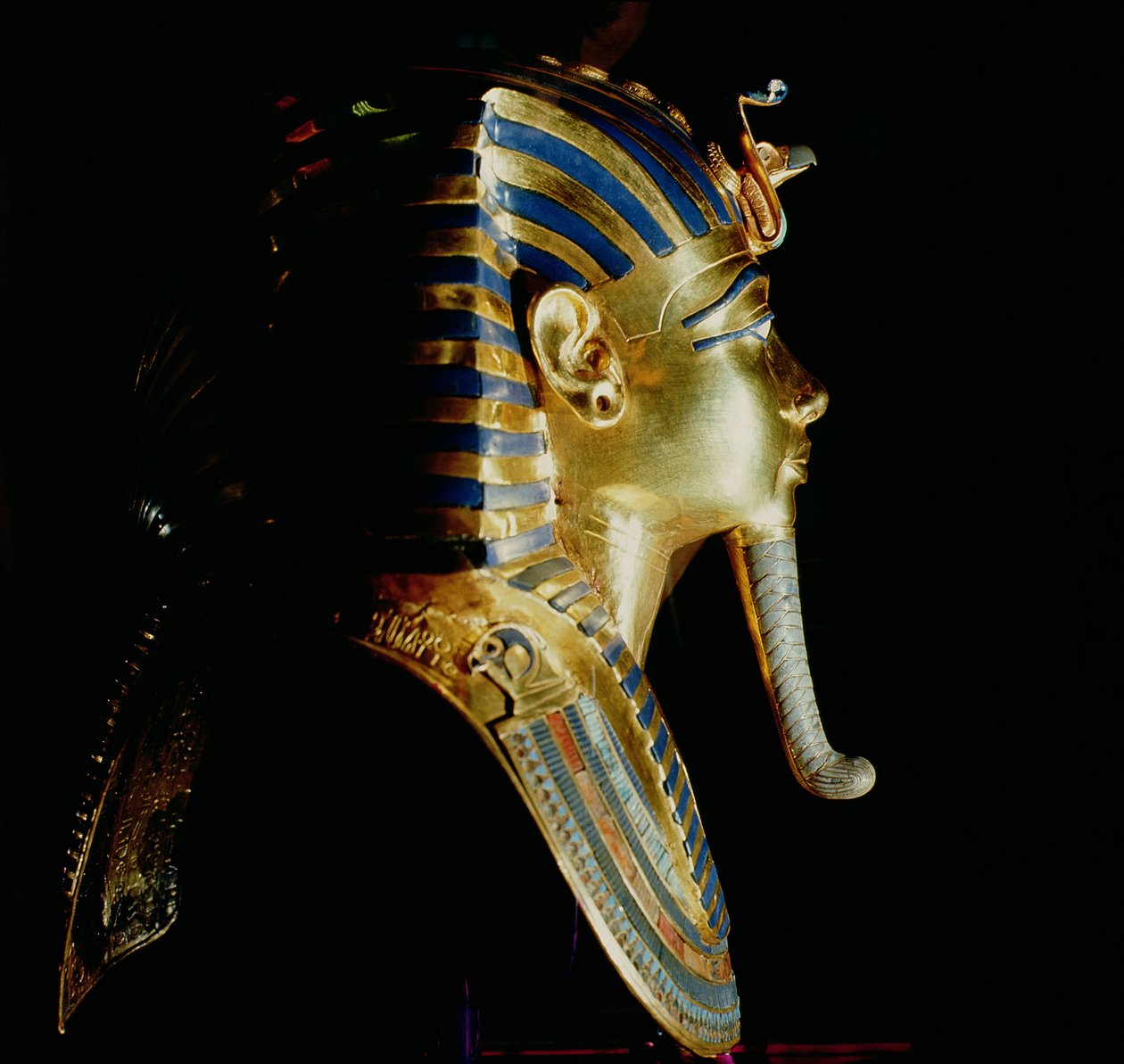 Tutanhamon arany maszkja, Tutanhamon sírjából, (Kr. e. 1370-1352) Új Királyság (lapisz lazulival kirakott arany) alkotó: Egyptian 18th Dynasty