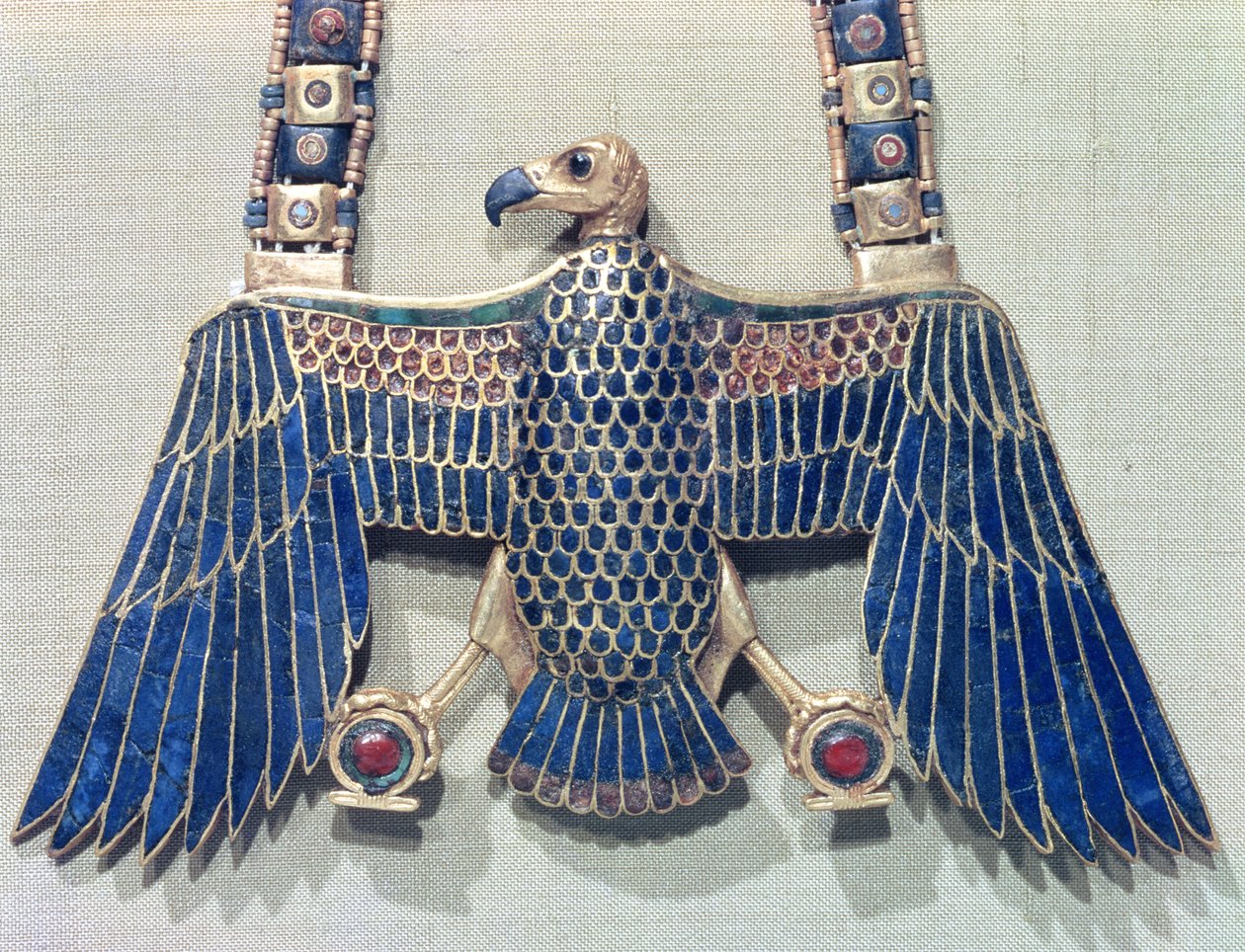 Nyaklánc keselyű medállal, Tutanhamon sírjából (Kr. e. 1370-52) Új Királyság (lapis lazulival és corneliannal kirakott arany) alkotó: Egyptian 18th Dynasty