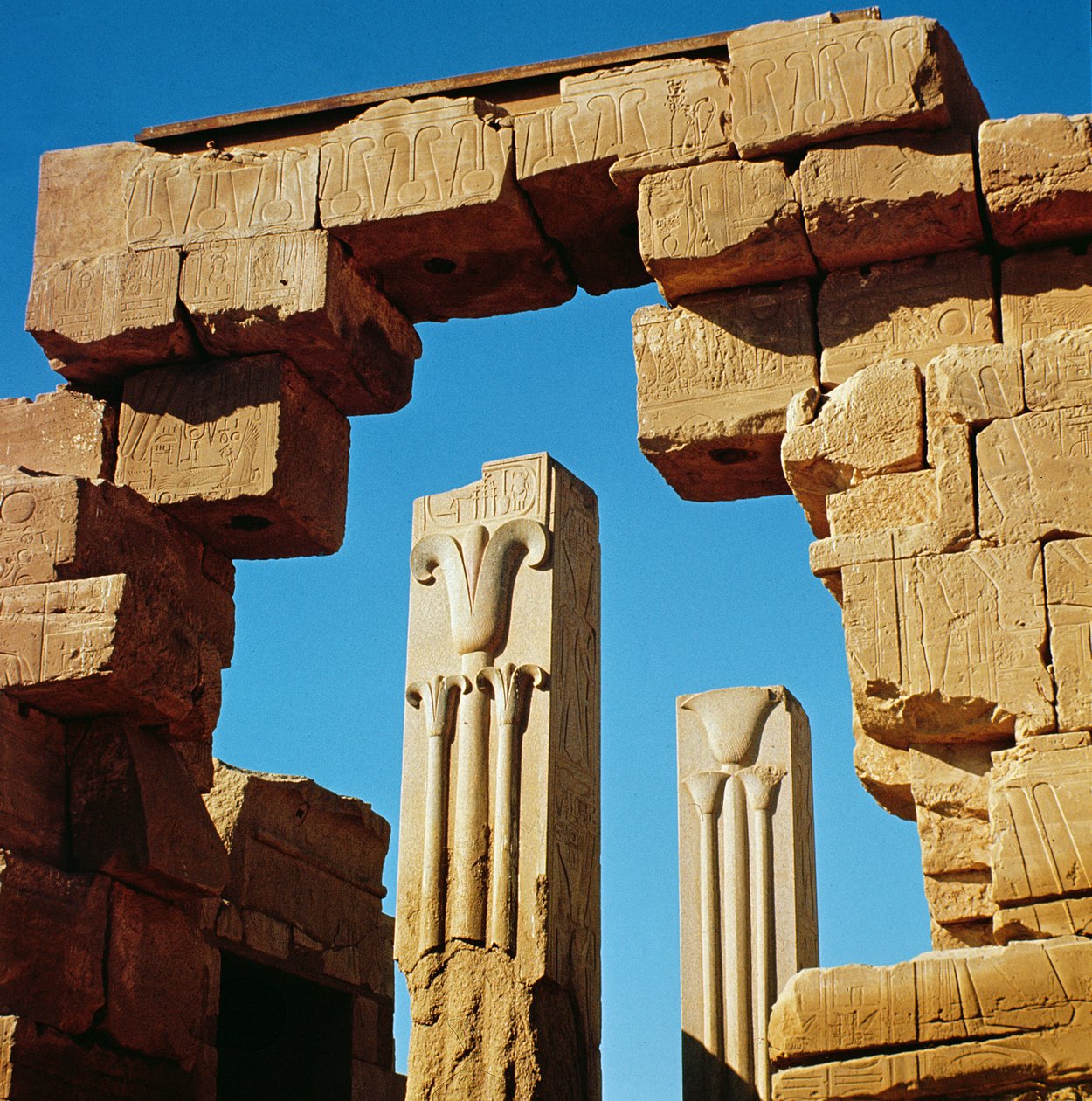 Stilizált lótusz- és papirusznövényekkel díszített oszlopok az Amun Nagy Templom komplexumából, Új Királyság alkotó: Egyptian 18th Dynasty
