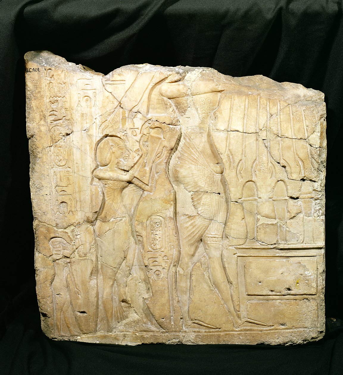 Ehnátont, majd Nofertitit és Meritaten-t ábrázoló domborműtöredék egy áldozati asztal előtt, Újbirodalom (alabástrom) alkotó: Egyptian 18th Dynasty
