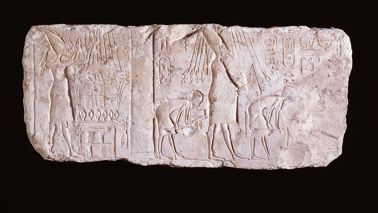 Az eretnek király, Akhenaten reliefje, amely a királyt állva, felemelt karral, egy áldozati asztal előtt, és a királyi heb sed-ünnepséget ünneplő menetben sétál, Újbirodalom, i. e. 1353-37 (lim. alkotó: Egyptian 18th Dynasty