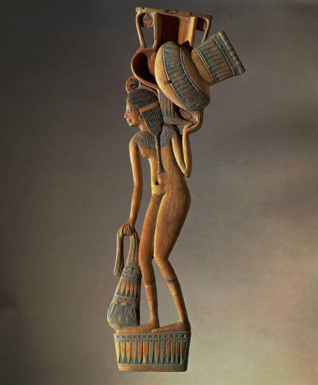 Lapított nyelű kanál egy fiatal lány alakja, aki egy edényt cipel, amiből a fedeles tál, New Kingdom (fa) alkotó: Egyptian 18th Dynasty
