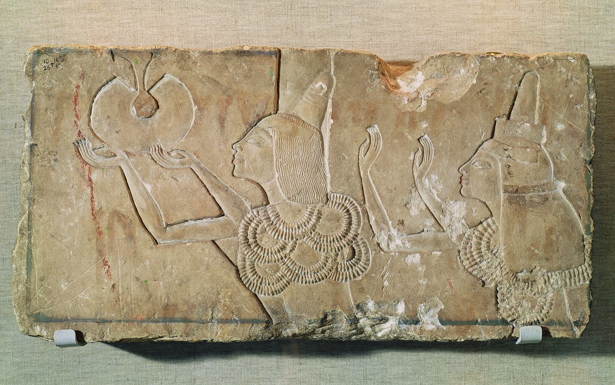 Ay-t (Kr. e. 1352-48) és feleségét, Teye-t ábrázoló sztélé, akik Ehnaton megbecsülésének jeléül a viszonzás aranyát kapják Ay sírkápolnájából Tell el-Amarnában, Új Királyságban (mészkőből faragott). alkotó: Egyptian 18th Dynasty