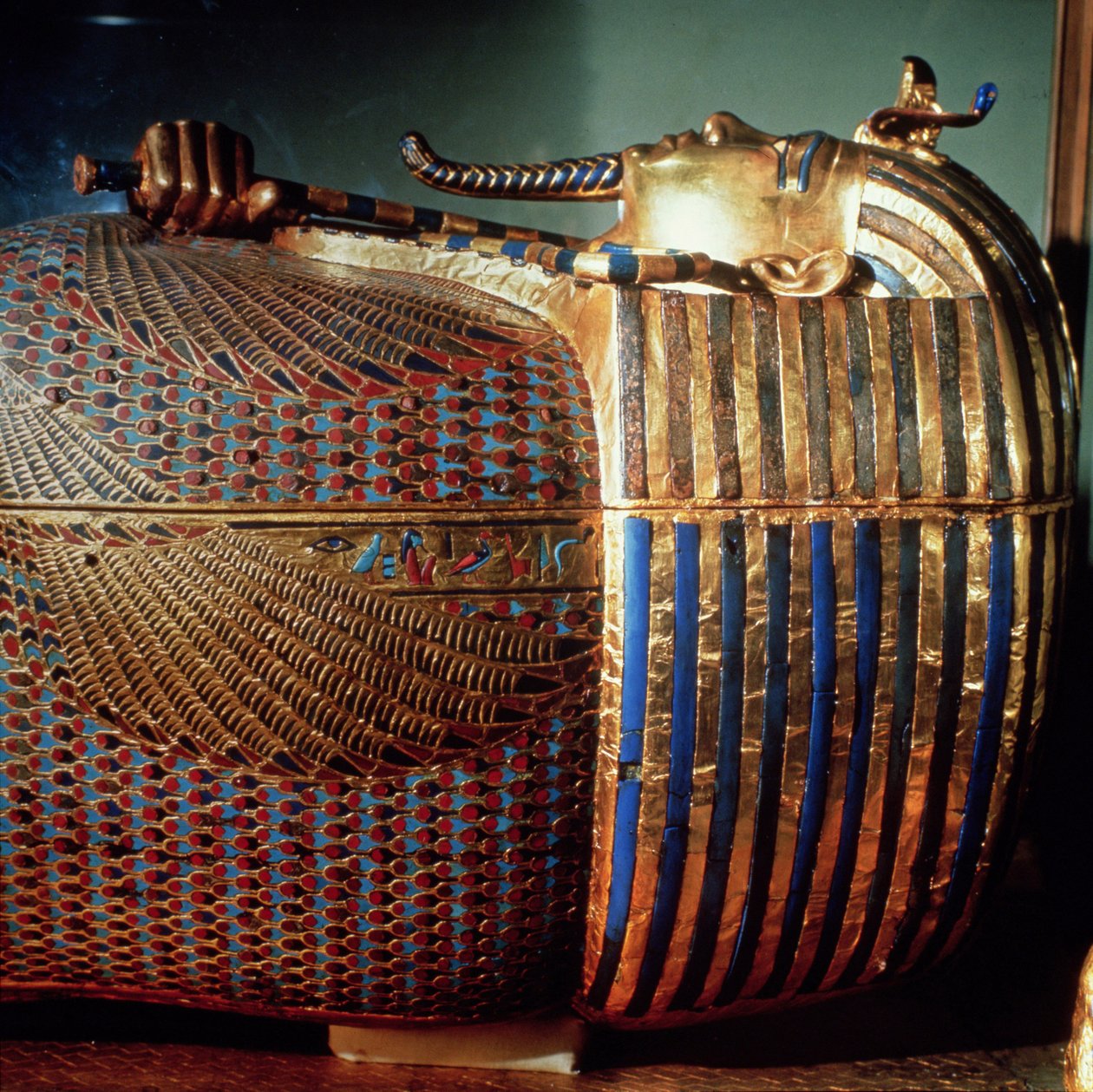 Tutankhamon legbelső koporsója, amelyen a király ozirid alakjában látható, amint a szélvédőt és a botot összefogja, Tutanhamon sírjából (Kr. e. 1370-1352) Új Királyság (lemez, lapis lazuli és társai) (deta) alkotó: Egyptian 18th Dynasty