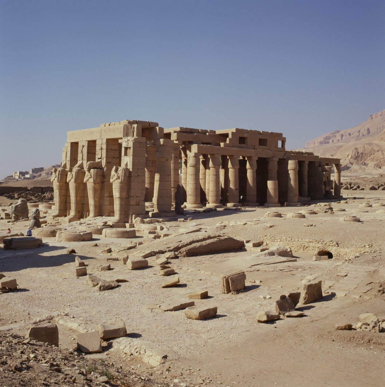 II. Ramszesz (Kr. e. 1279-1213) Ozirida alakjai a Második Udvar falait szegélyezve, Új Királyság, alkotó: Egyptian 19th Dynasty