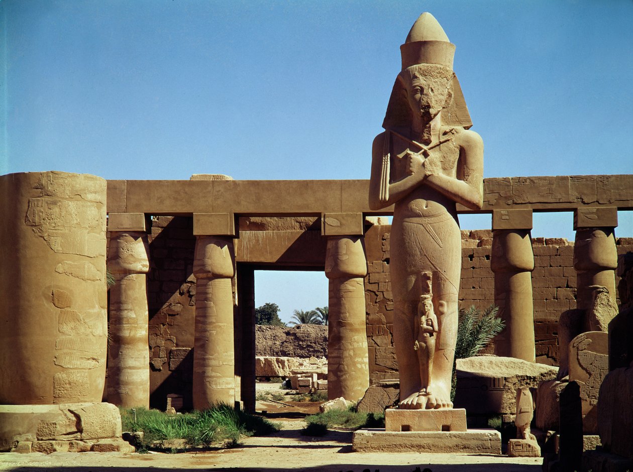 II. Ramszesz kolosszusa: a király álló szobra lányával, Benta Antalával a lábai előtt, Amun Nagy Templomából, Új Királyságból, ie 1320-1200 körül alkotó: Egyptian 19th Dynasty