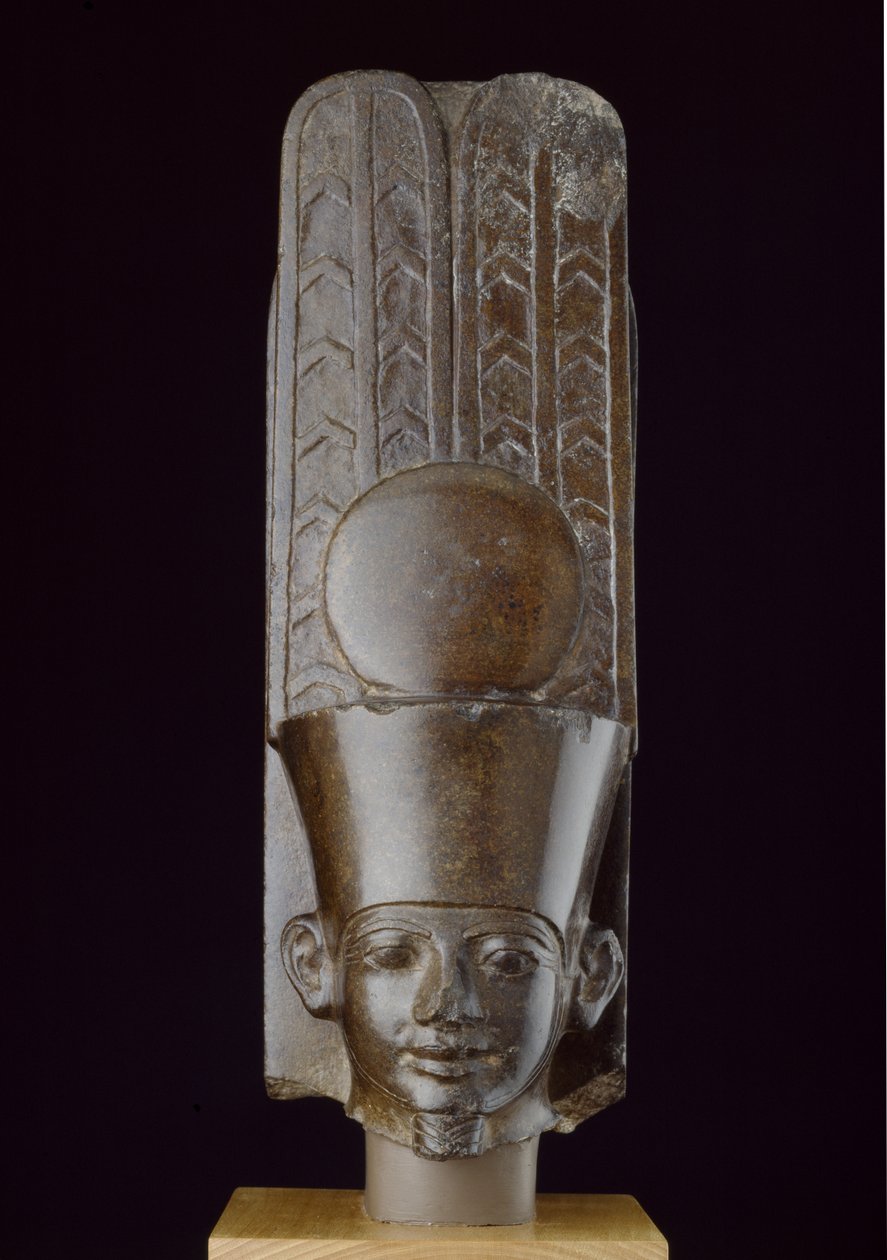 A hátsó oszlopra Amun kvarcitfeje, Tanewatamani Hórusz nevével, faragott sötétbarna kvarcittal alkotó: Egyptian 25th Dynasty