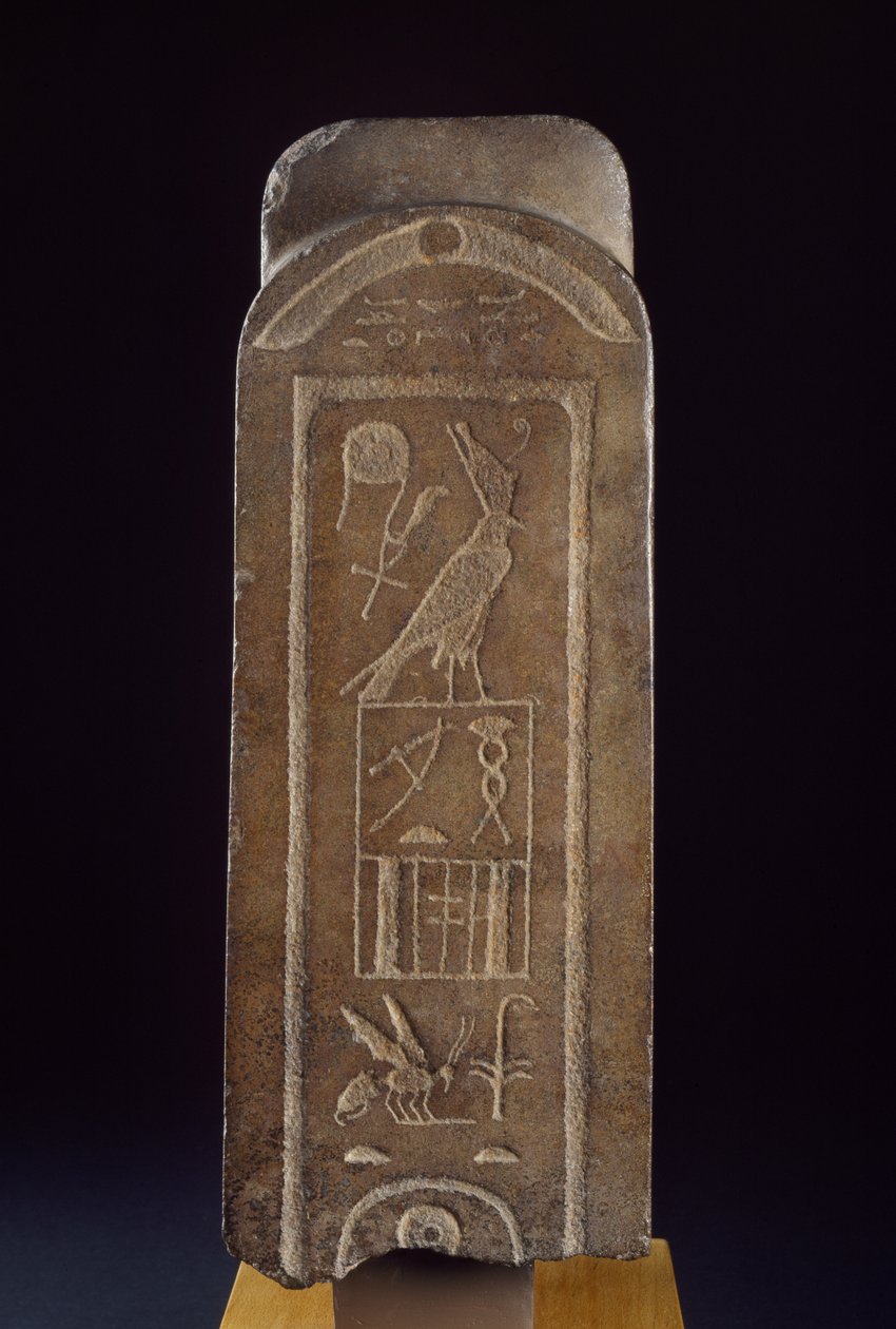A hátsó oszlopra Amun kvarcitfeje, Tanewatamani Hórusz nevével, faragott sötétbarna kvarcittal alkotó: Egyptian 25th Dynasty