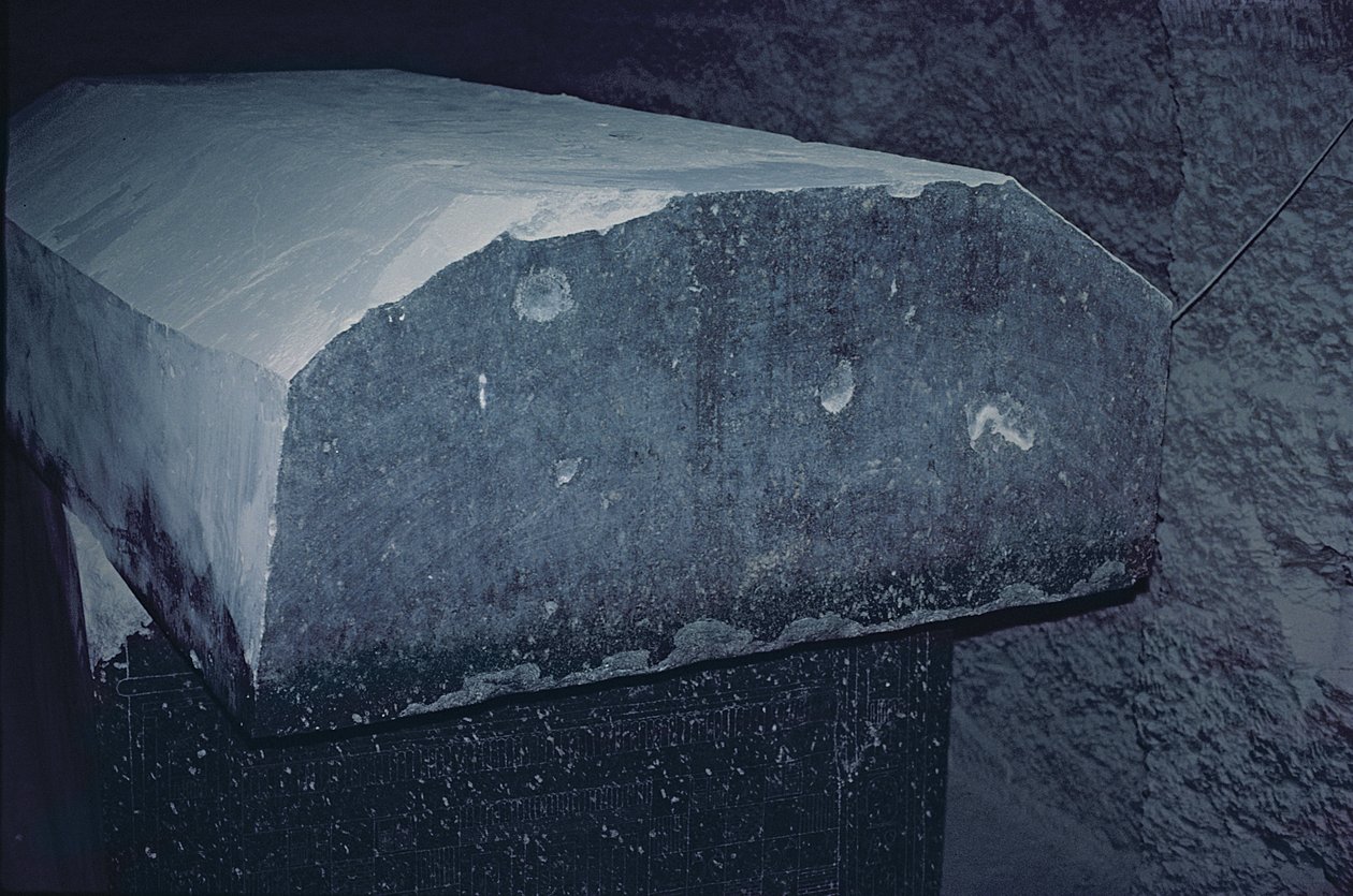 Egy Apis bika szarkofágja a Szerapeumban, Új Királyság alkotó: Egyptian 26th Dynasty