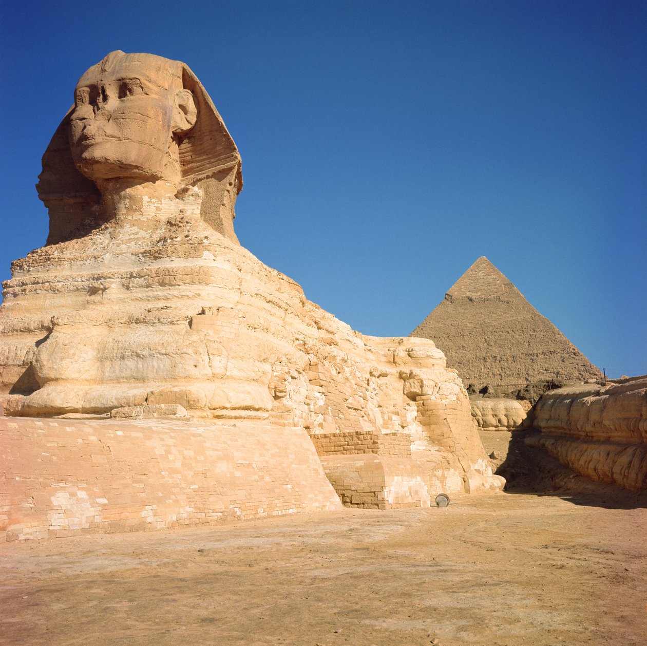 A Szfinx és Khafre piramisa, Giza, Óbirodalom, ie 2613-2494 (lásd még: 59243) alkotó: Egyptian 4th Dynasty