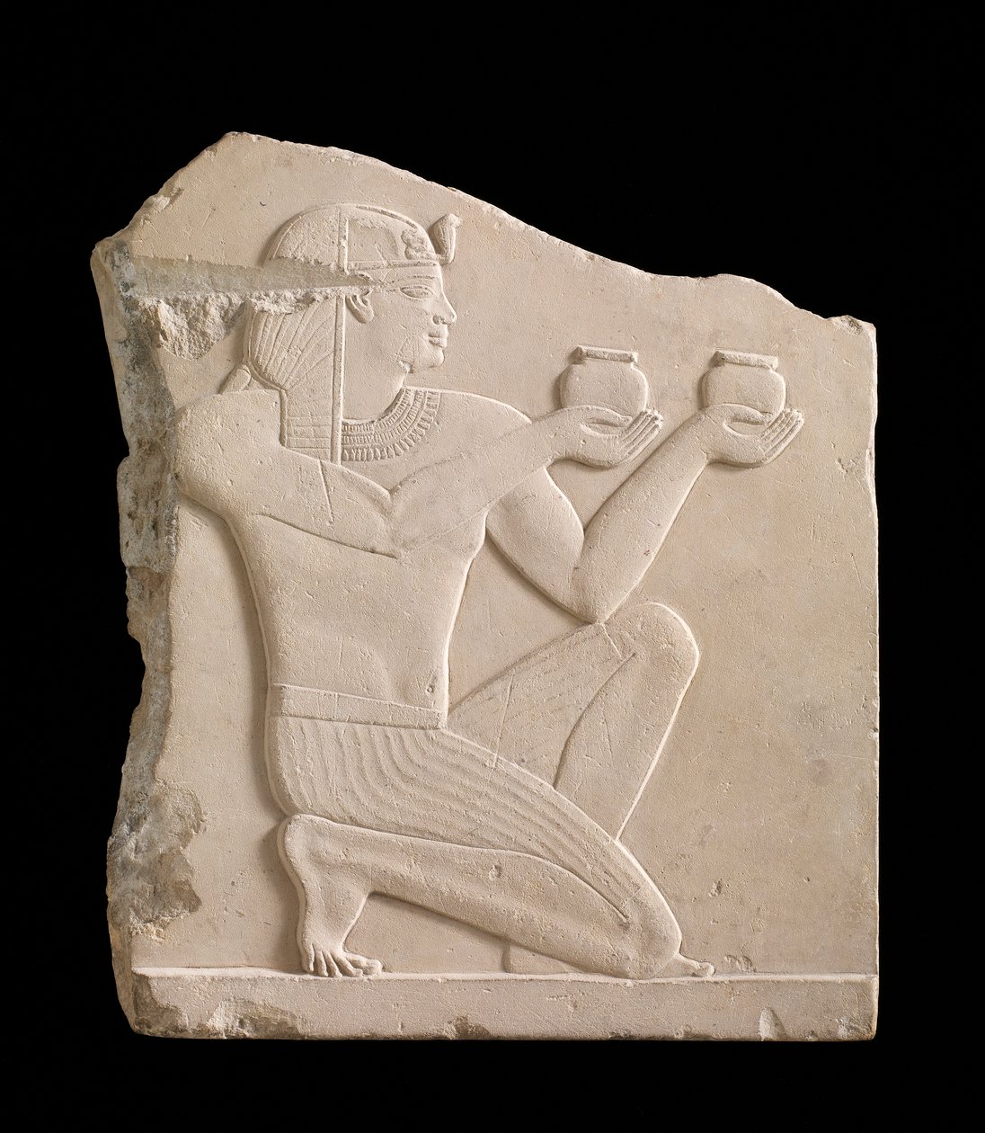 Bort kínáló királyt ábrázoló emléktábla, Ptolemaioszi korszak, Kr.e. 305-30 puha mészkő alkotó: Egyptian Ptolemaic Period