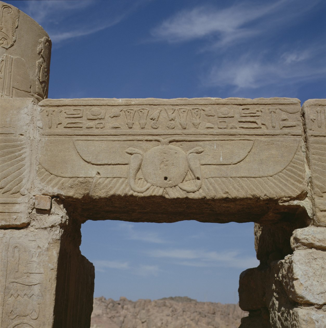 Architrave faragással, Ízisz templomából alkotó: Egyptian Ptolemaic Period
