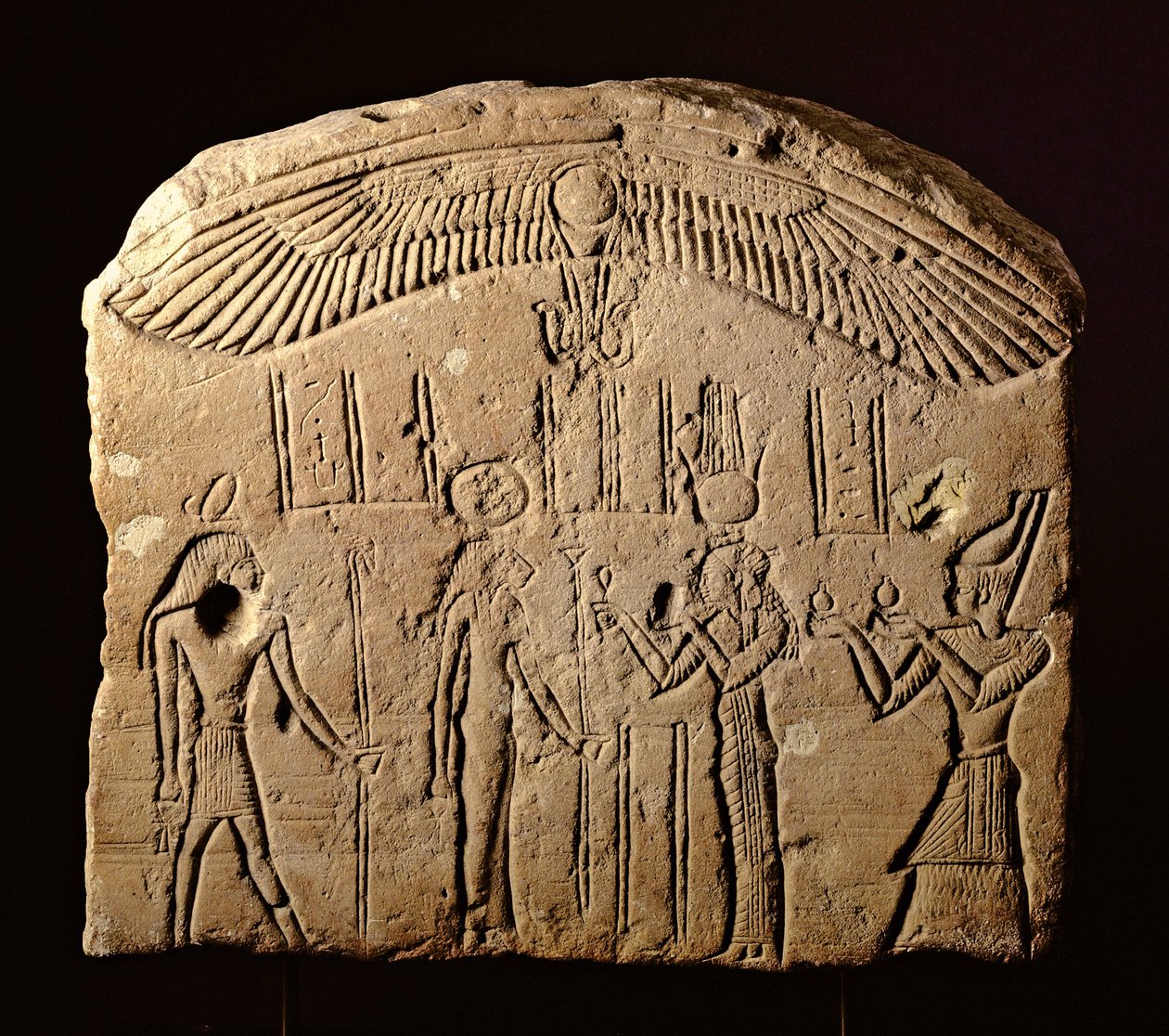Bas domborműves sztélé áldozati jelenettel, egy fáraó Sekhmet istennővel és Heka istennővel, ie 200-100 körül (mészkő) alkotó: Egyptian Ptolemaic Period
