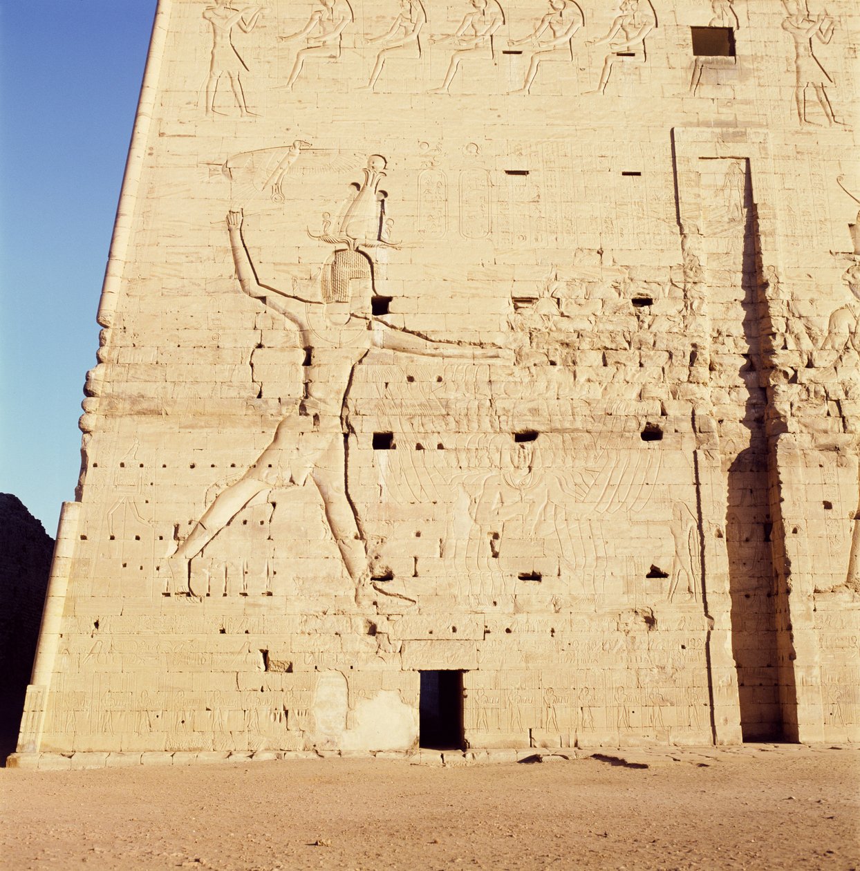 XII. Ptolemaiosz (Kr. e. 112-51) legyőzi ellenségeit Hórusz templomának bejárati oszlopából alkotó: Egyptian Ptolemaic Period