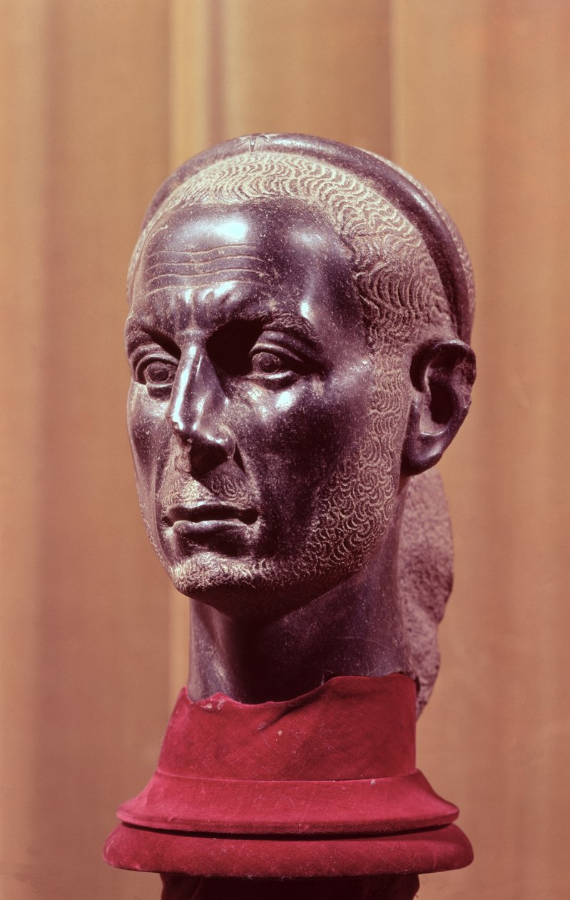 Csillaggal megjelölt diadémás szakállas pap szobor feje, amelyről azt gondolják, hogy Julius Caesar (Kr. e. 100-44) egyiptomi portré mellszobra a Nílus-deltából (diorit) alkotó: Egyptian School