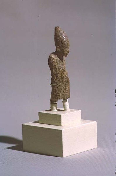 Felső-Egyiptom fehér koronáját és a Sed-fesztivál köpenyét viselő király alakja, az abüdoszi Ozirisz-templomból, kora dinasztikus kor, Kr.e. 3000 körül (lásd még 23814). alkotó: Egyptian