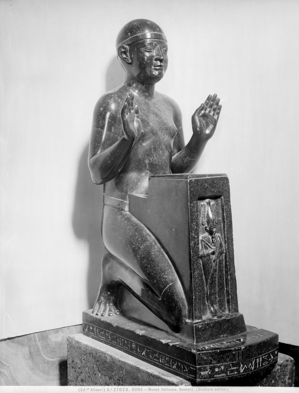 Naoforos emberszobor (bazalt) alkotó: Egyptian