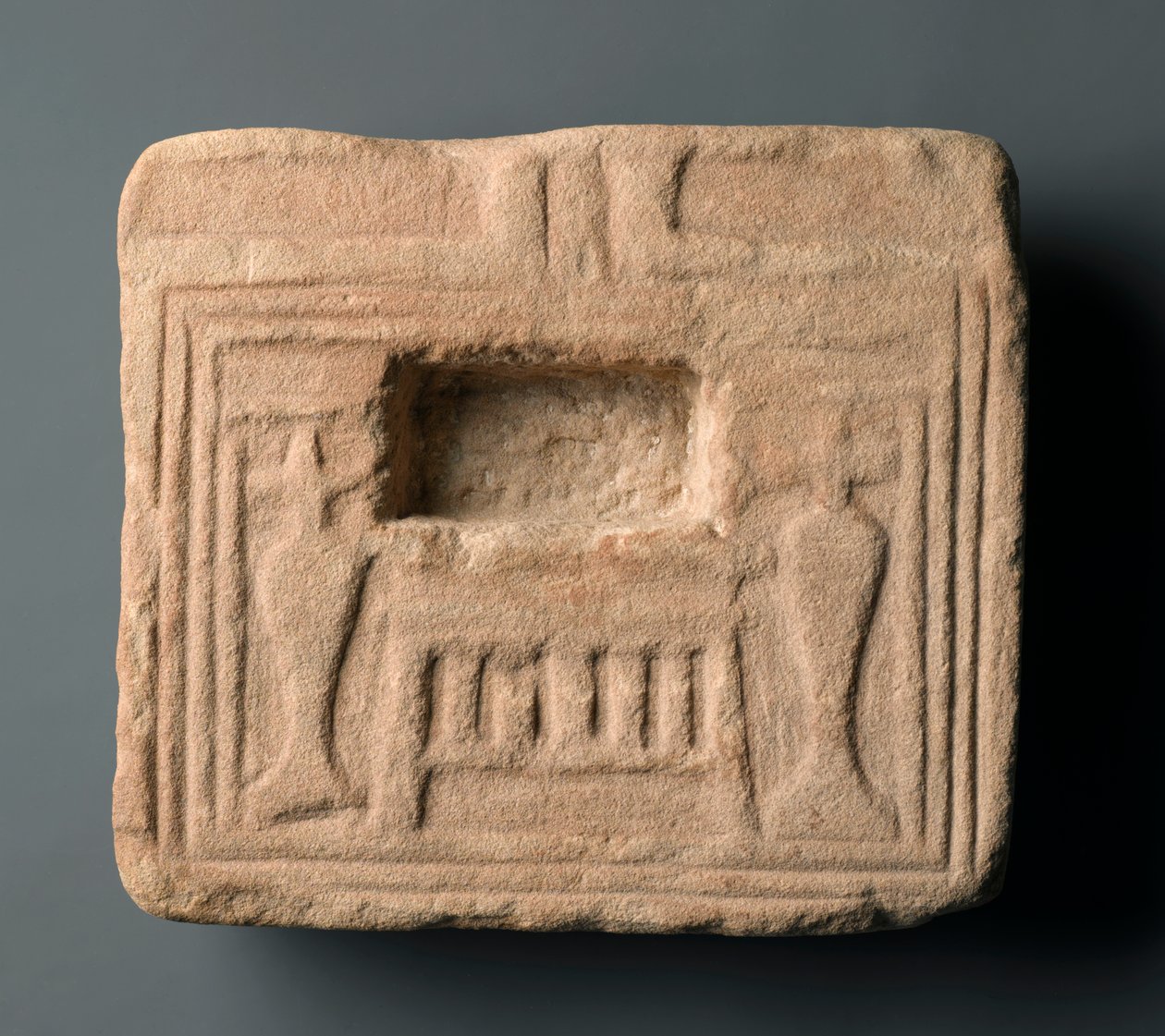 Felajánló asztal, esetleg El Hassaiahból (homokkő) alkotó: Egyptian