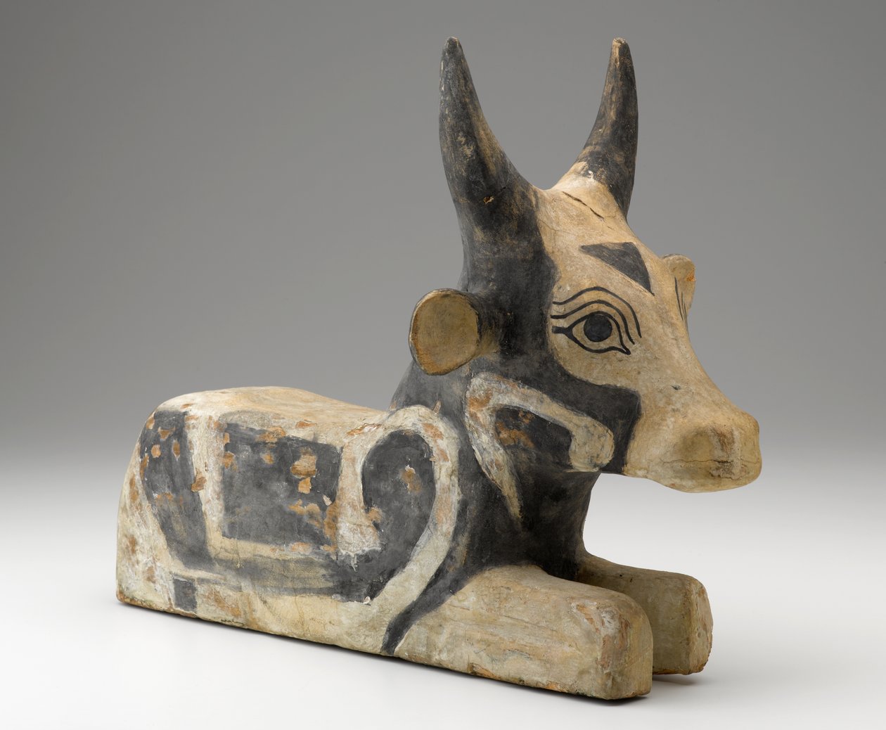 Fekvő bika, ie 305-30 (fa gessóval és festékkel) alkotó: Egyptian