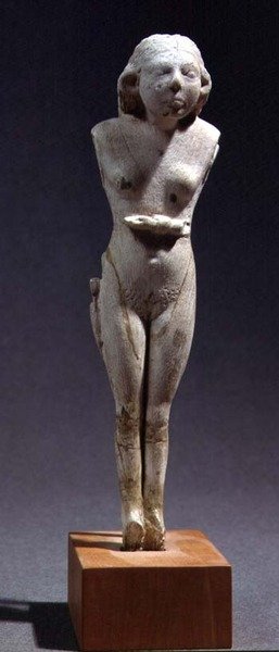 Egy meztelen nő szobra, vékony korszak, ie 3100-2700 körül (víziló elefántcsont) alkotó: Egyptian